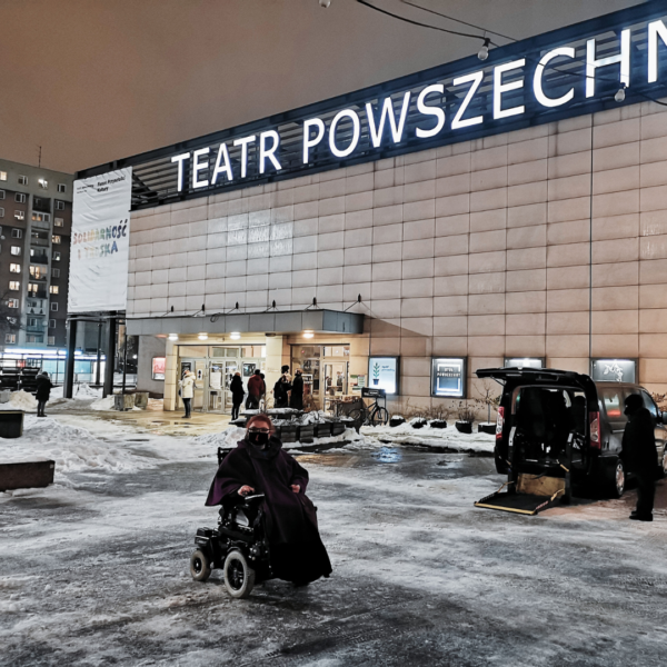 kobieta na wózku inwalidzki przed teatrem powszechnym zimą